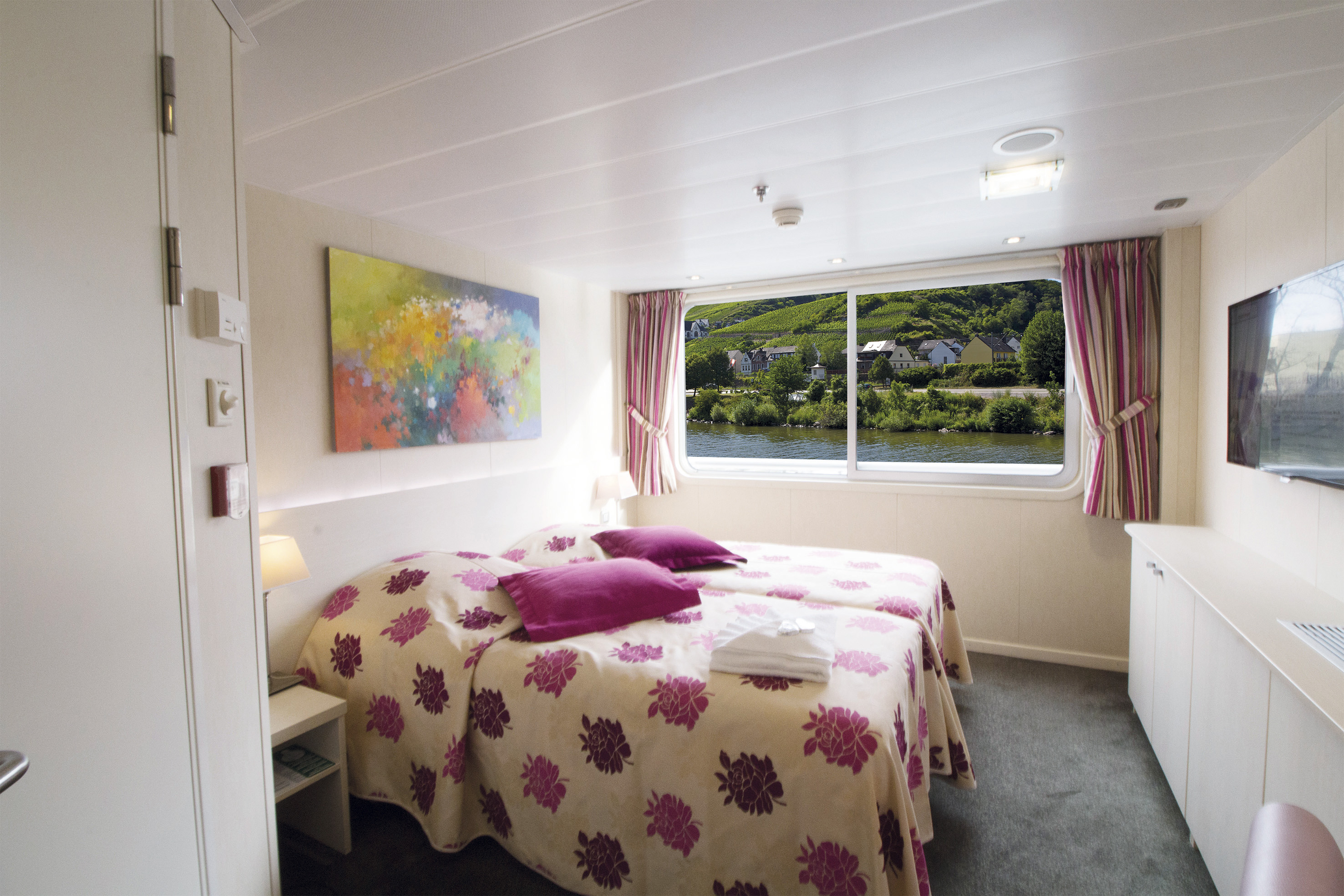 CroisiEurope MS Gerard Schmitter Cabin 1.jpg